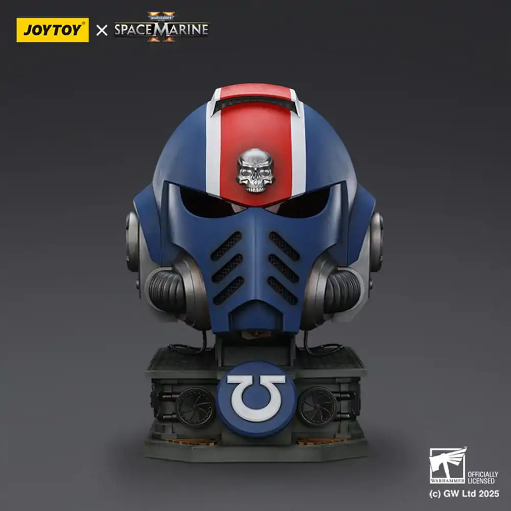 Warhammer 40,000: Space Marine 2 Ultramarines Lieutenant Titus Helmet with Display Stand replika 44 cm  termékfotó