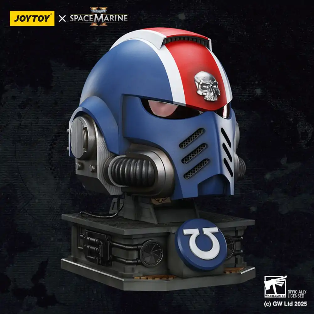 Warhammer 40,000: Space Marine 2 Ultramarines Lieutenant Titus Helmet with Display Stand replika 44 cm  termékfotó