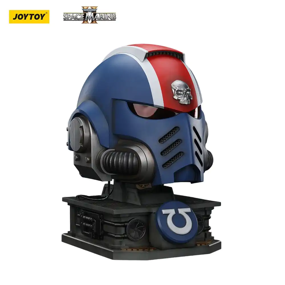 Warhammer 40,000: Space Marine 2 Ultramarines Lieutenant Titus Helmet with Display Stand replika 44 cm  termékfotó