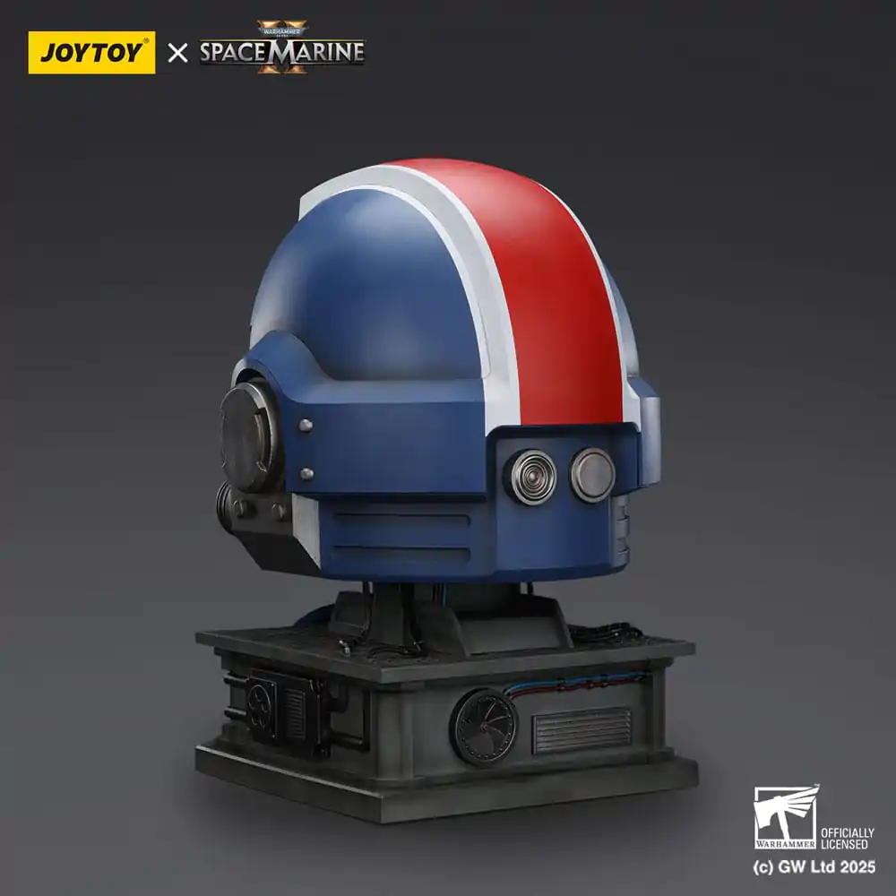 Warhammer 40,000: Space Marine 2 Ultramarines Lieutenant Titus Helmet with Display Stand replika 44 cm  termékfotó