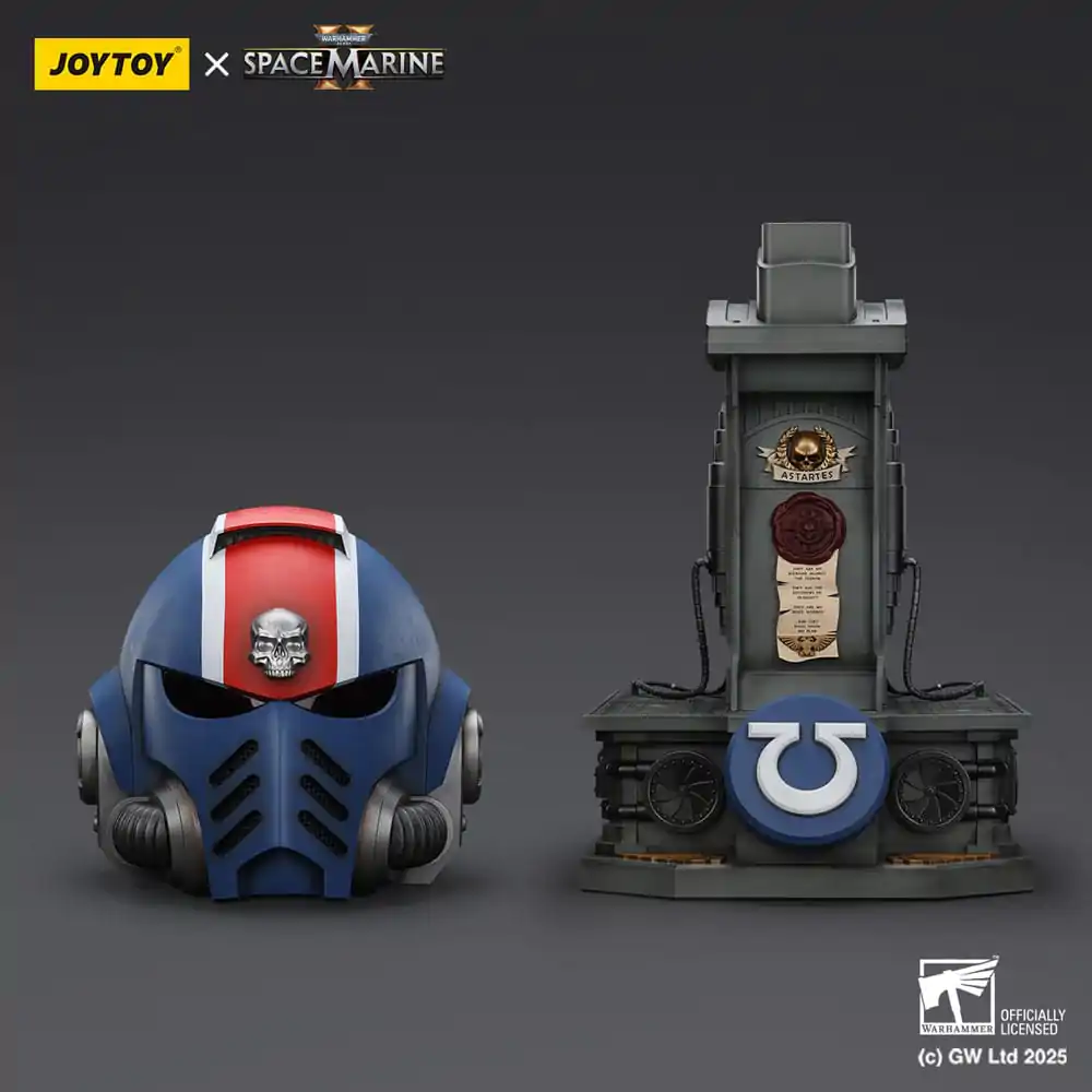 Warhammer 40,000: Space Marine 2 Ultramarines Lieutenant Titus Helmet with Display Stand replika 44 cm  termékfotó