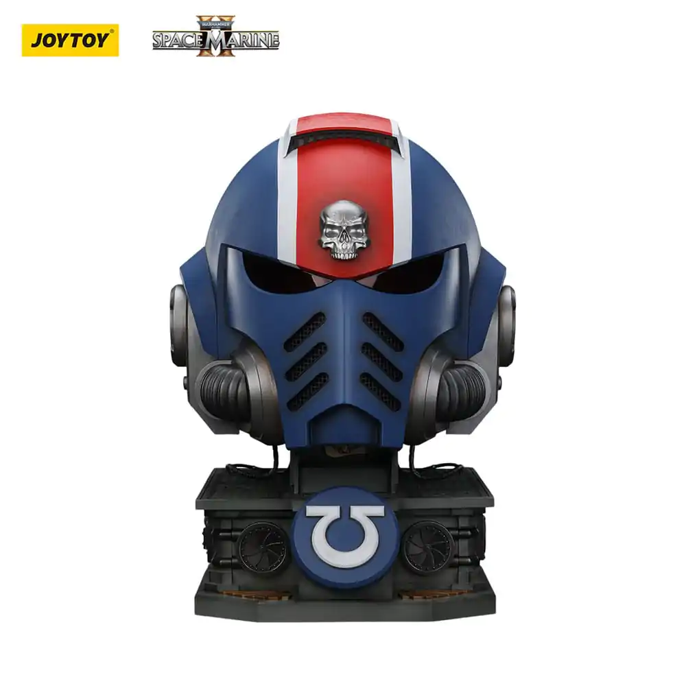 Warhammer 40,000: Space Marine 2 Ultramarines Lieutenant Titus Helmet with Display Stand replika 44 cm  termékfotó