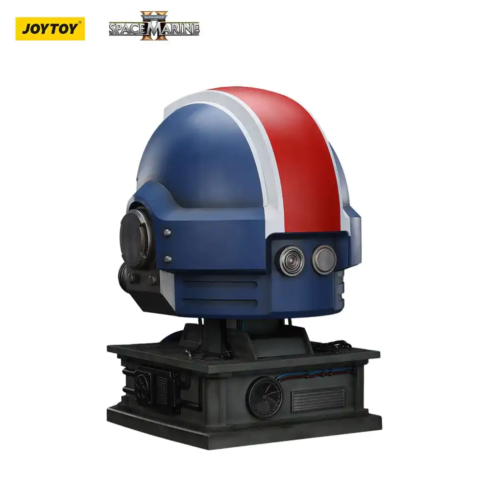Warhammer 40,000: Space Marine 2 Ultramarines Lieutenant Titus Helmet with Display Stand replika 44 cm  termékfotó