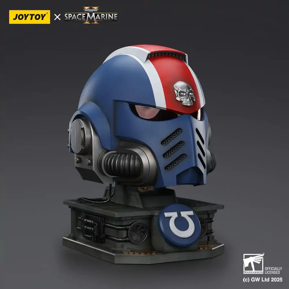 Warhammer 40,000: Space Marine 2 Ultramarines Lieutenant Titus Helmet with Display Stand replika 44 cm  termékfotó