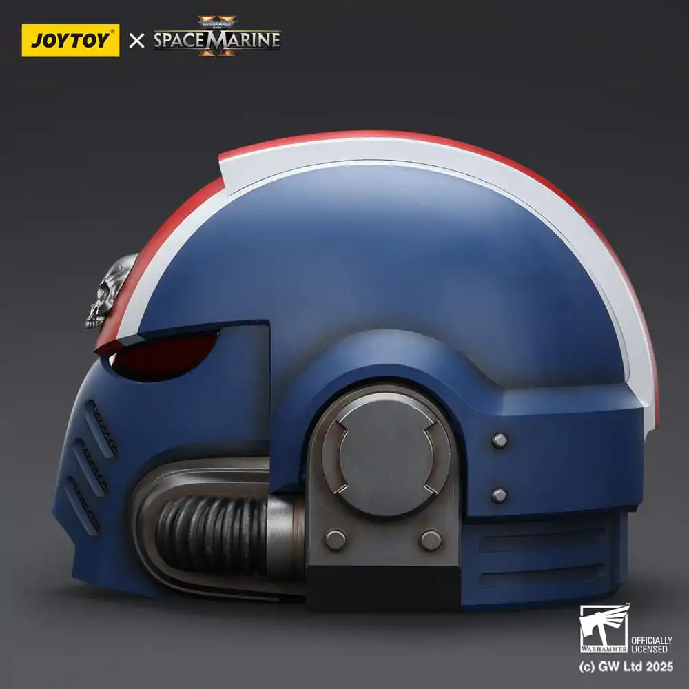Warhammer 40,000: Space Marine 2 Ultramarines Lieutenant Titus sisak replika 30 cm  termékfotó