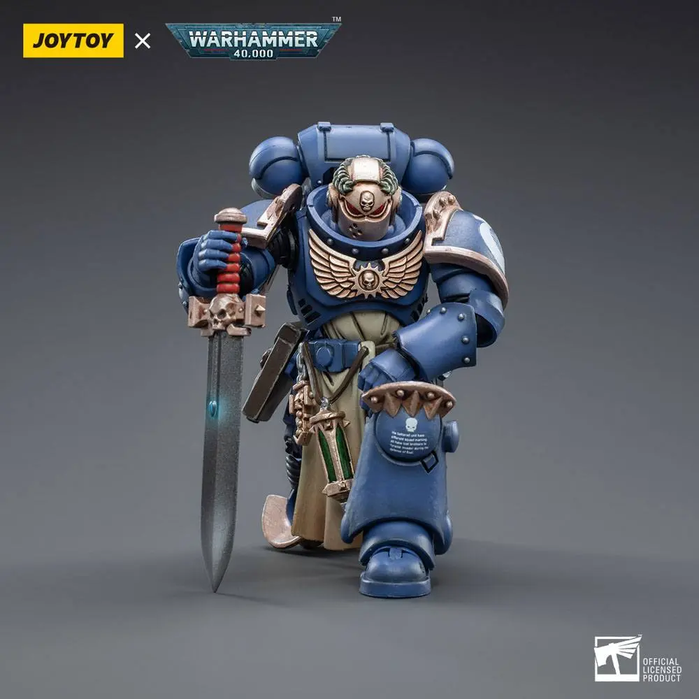 Warhammer 40k 1/18 Ultramarines Primaris Company Champion akciófigura 12 cm termékfotó