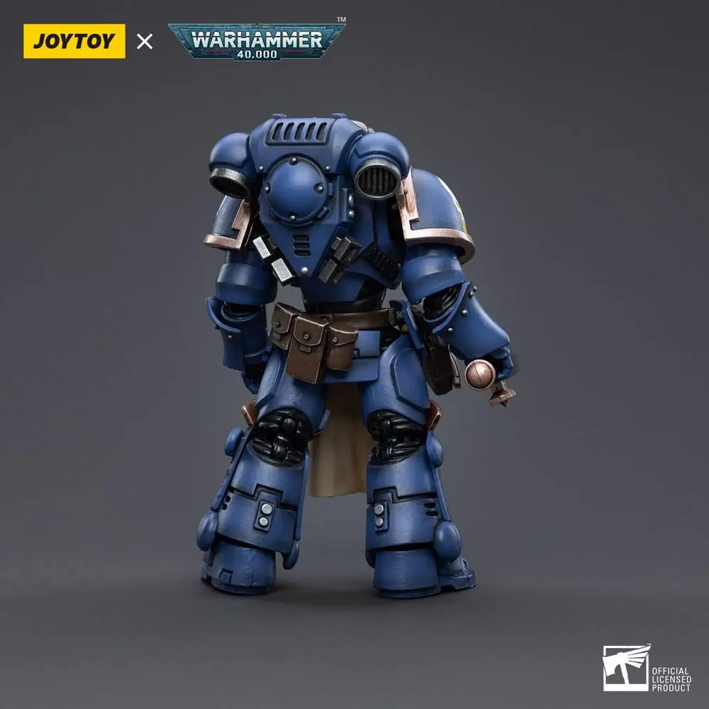 Warhammer 40k 1/18 Ultramarines Primaris Company Champion akciófigura 12 cm termékfotó